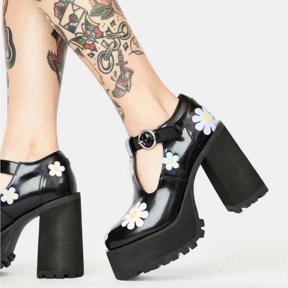 DELIA*S FLOWER POWER PLATFORM MARY JANES - Picture 3 of 16